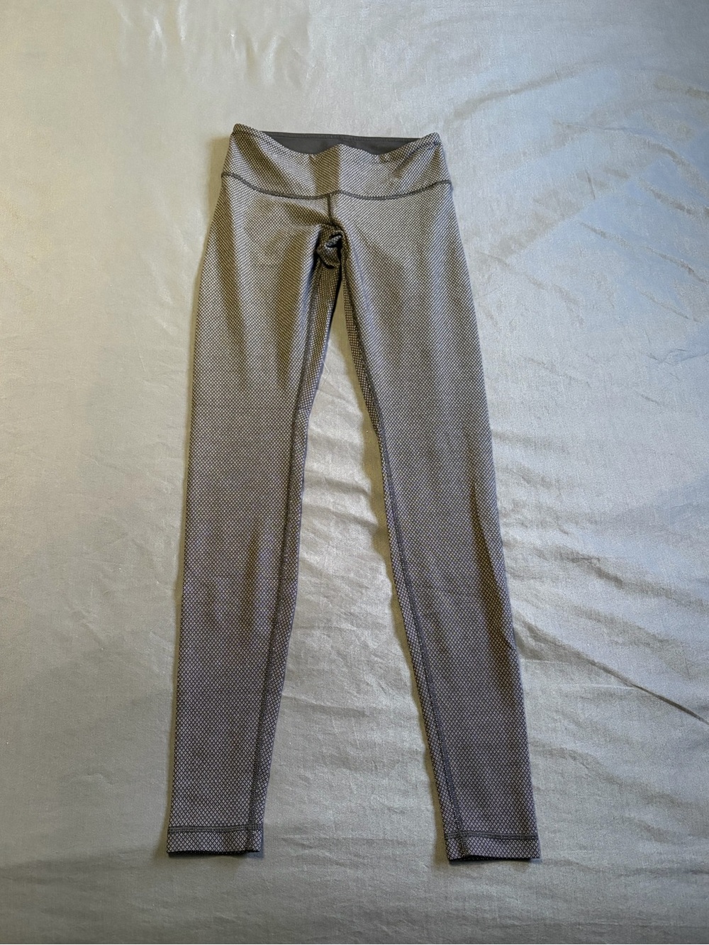 Lululemon athletica black/white low waisted patterned leggings. Size 4.